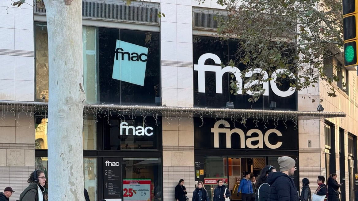 façade fnac en ville, vitrine et promos