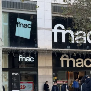 façade fnac en ville, vitrine et promos