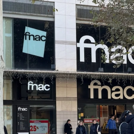 façade fnac en ville, vitrine et promos