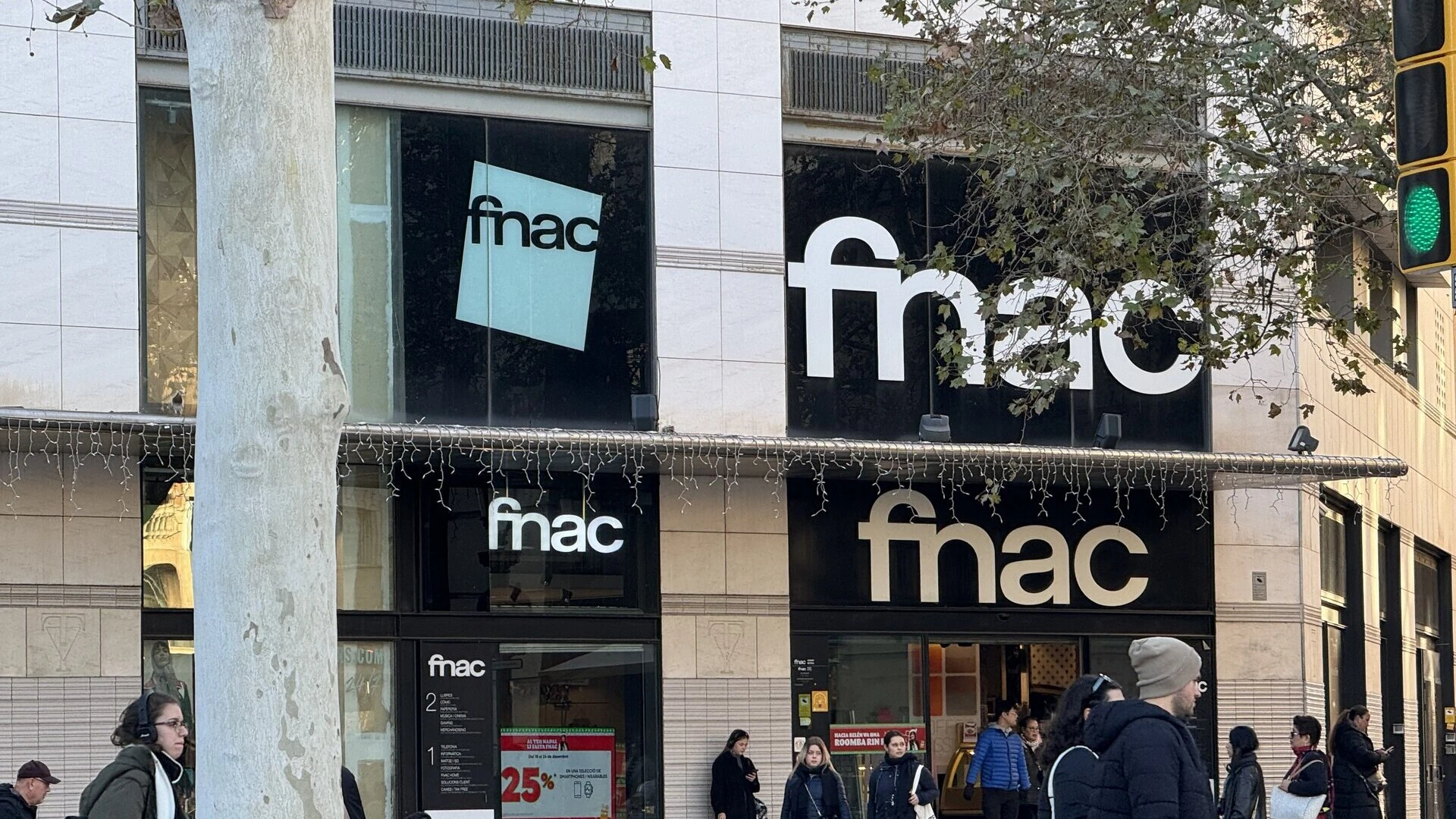 façade fnac en ville, vitrine et promos
