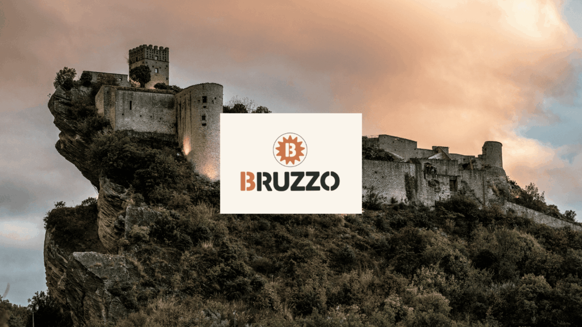 fortezza rocciosa bruzzo sotto cielo drammatico