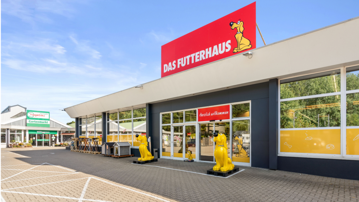 das futterhaus außenansicht mit hundelogo