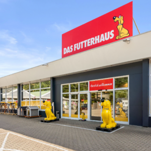 das futterhaus außenansicht mit hundelogo
