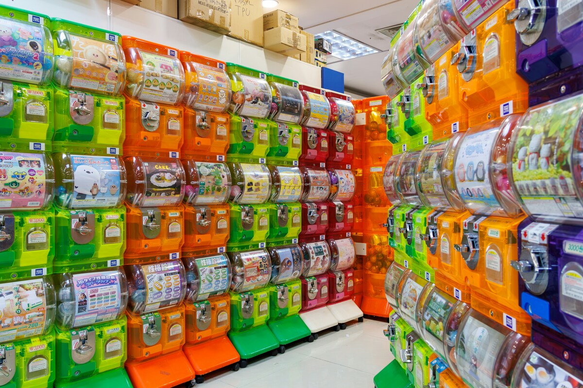 allée colorée de machines gashapon japonaises