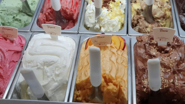 vetrina gelati artigianali colorati e gustosi