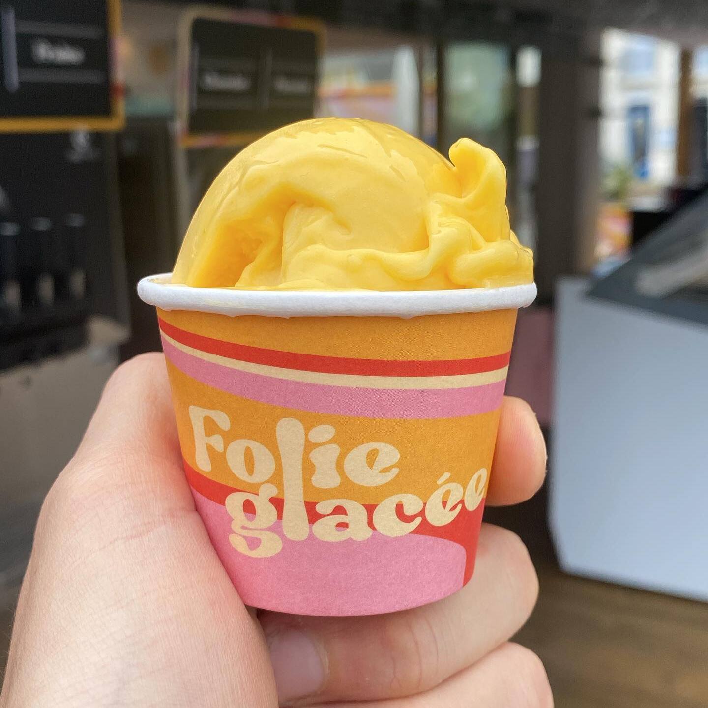 gelato jaune rétro en cup, délice estival