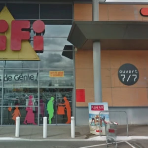façade du magasin gifi et vitrine décorée