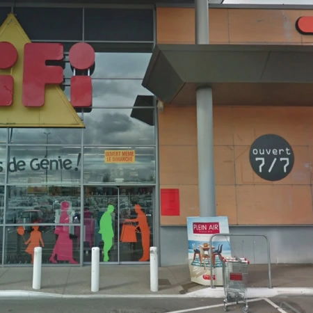 façade du magasin gifi et vitrine décorée