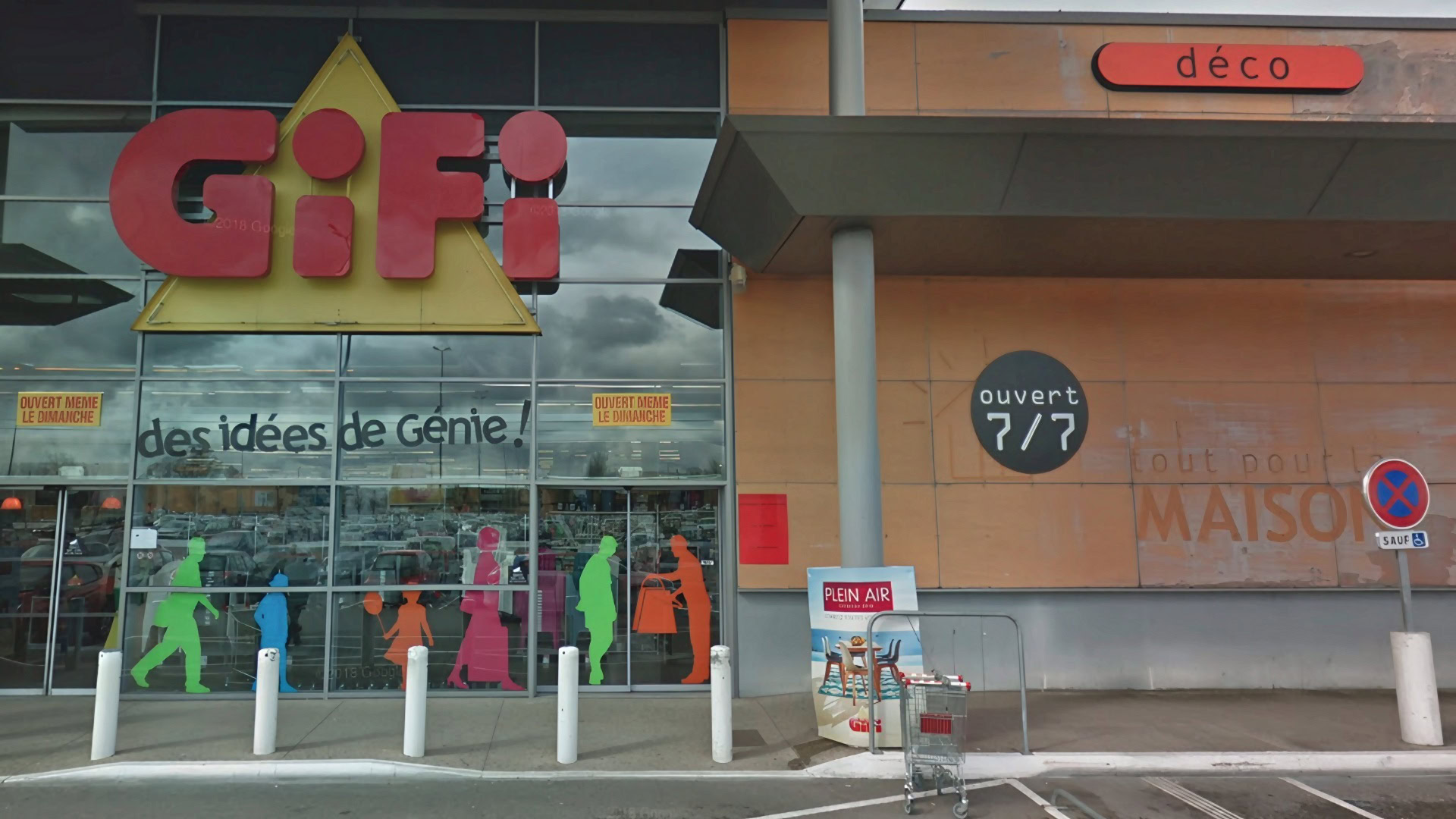 façade du magasin gifi et vitrine décorée