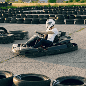 karting al aire libre entre neumáticos y sol