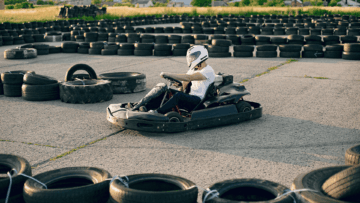karting al aire libre entre neumáticos y sol