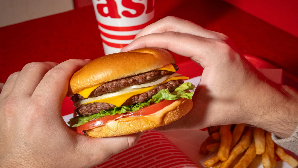 burger géant au fromage et frites