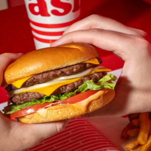 burger géant au fromage et frites
