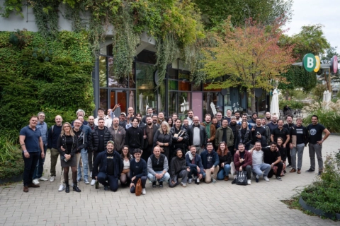 photo de groupe devant un bâtiment végétalisé