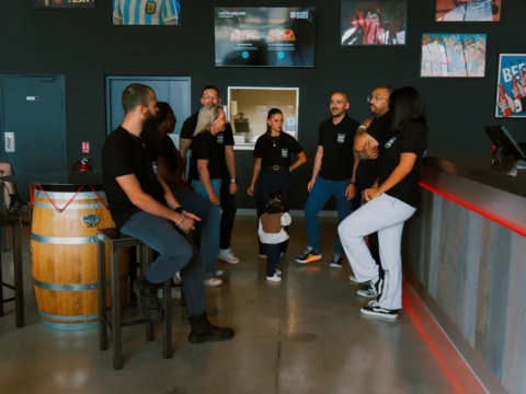 groupe de personnel dans un bar restaurant moderne
