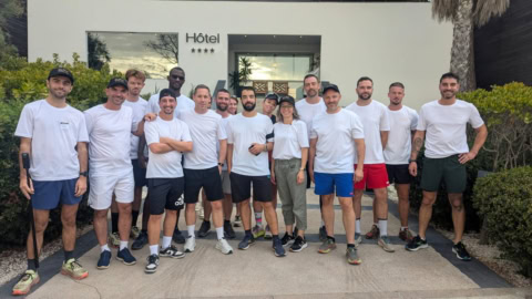groupe sportif devant hôtel 4 Étoiles