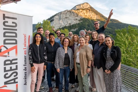 groupe convivial en montagne avec bannière laser addict