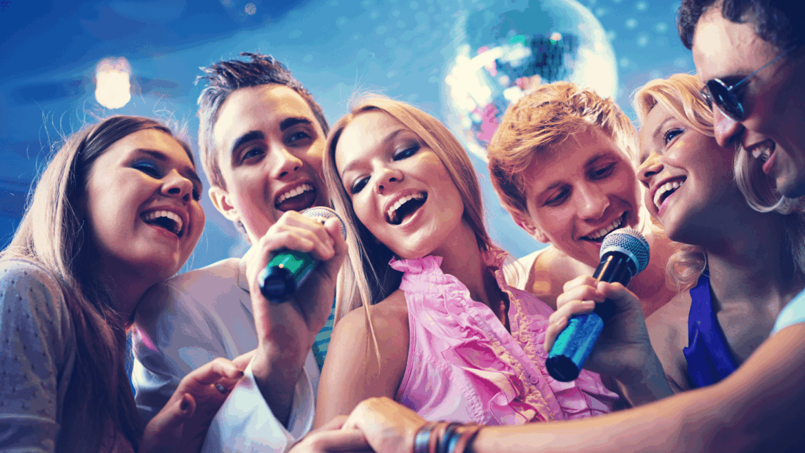 grupo de jóvenes cantando karaoke en fiesta divertida