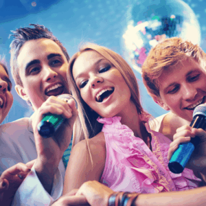 grupo de jóvenes cantando karaoke en fiesta divertida