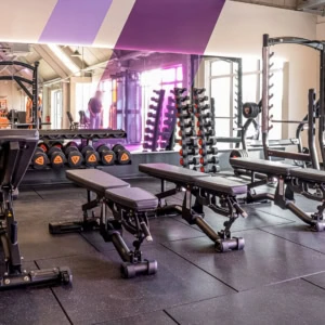 salle de musculation moderne, lumineuse et Équipée