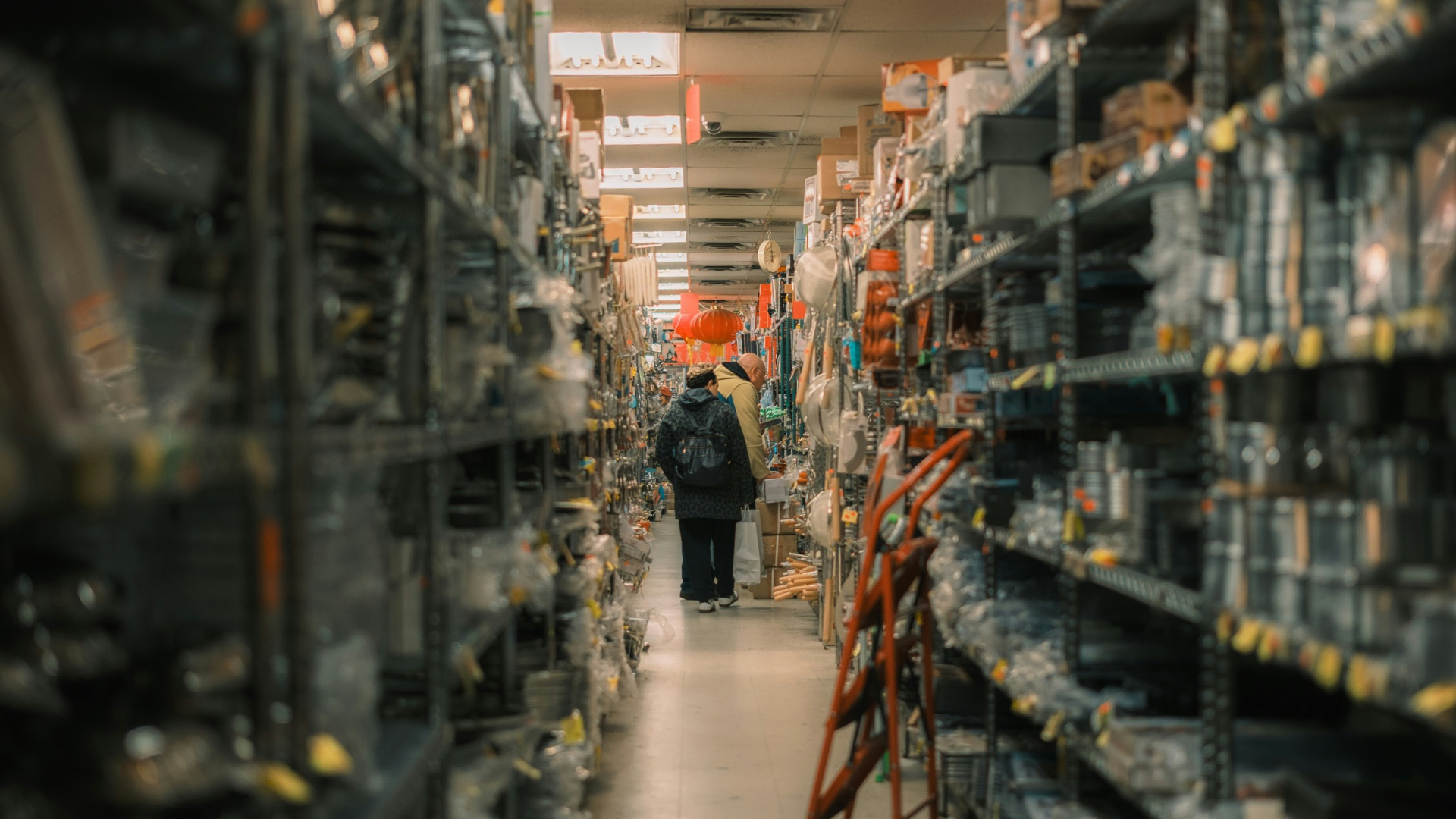 gänge im baumarkt mit zwei kunden
