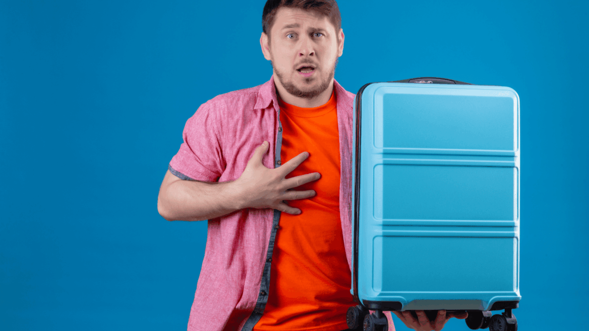 joven sorprendido con maleta azul