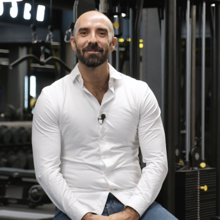 homme barbu en interview dans une salle de sport