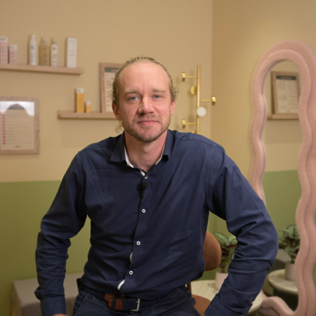 portrait homme en salon de soin beauté