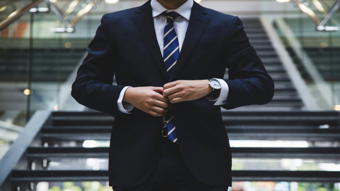 homme en costume, montre et allure professionnelle