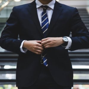 homme en costume, montre et allure professionnelle