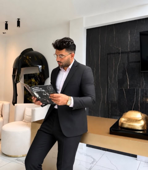 homme Élégant en costume noir, lecture luxe moderne