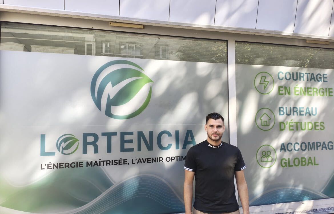 homme devant la vitrine lortencia Énergie