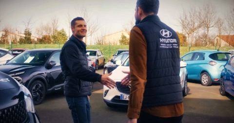 poignée de main en concession hyundai, voitures alignées