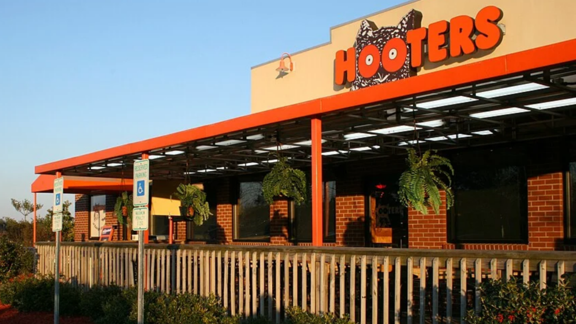 hooters restaurant exterior in bright daylight