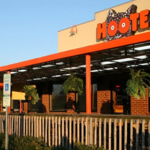hooters restaurant exterior in bright daylight