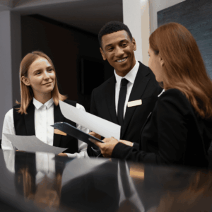 equipo de recepción de hotel de lujo conversando