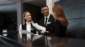 equipo de recepción de hotel de lujo conversando