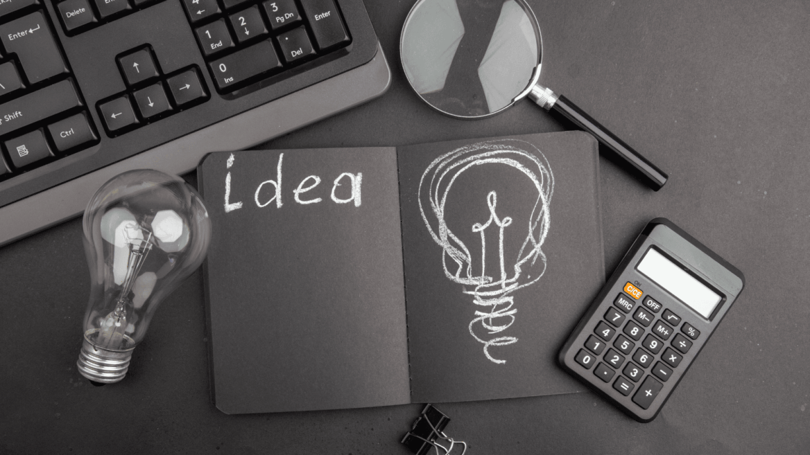 cuaderno de ideas con bombilla y lupa