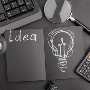 cuaderno de ideas con bombilla y lupa