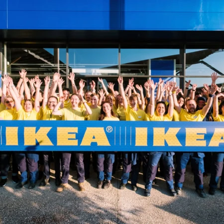 groupe ikea en fête devant un bâtiment moderne