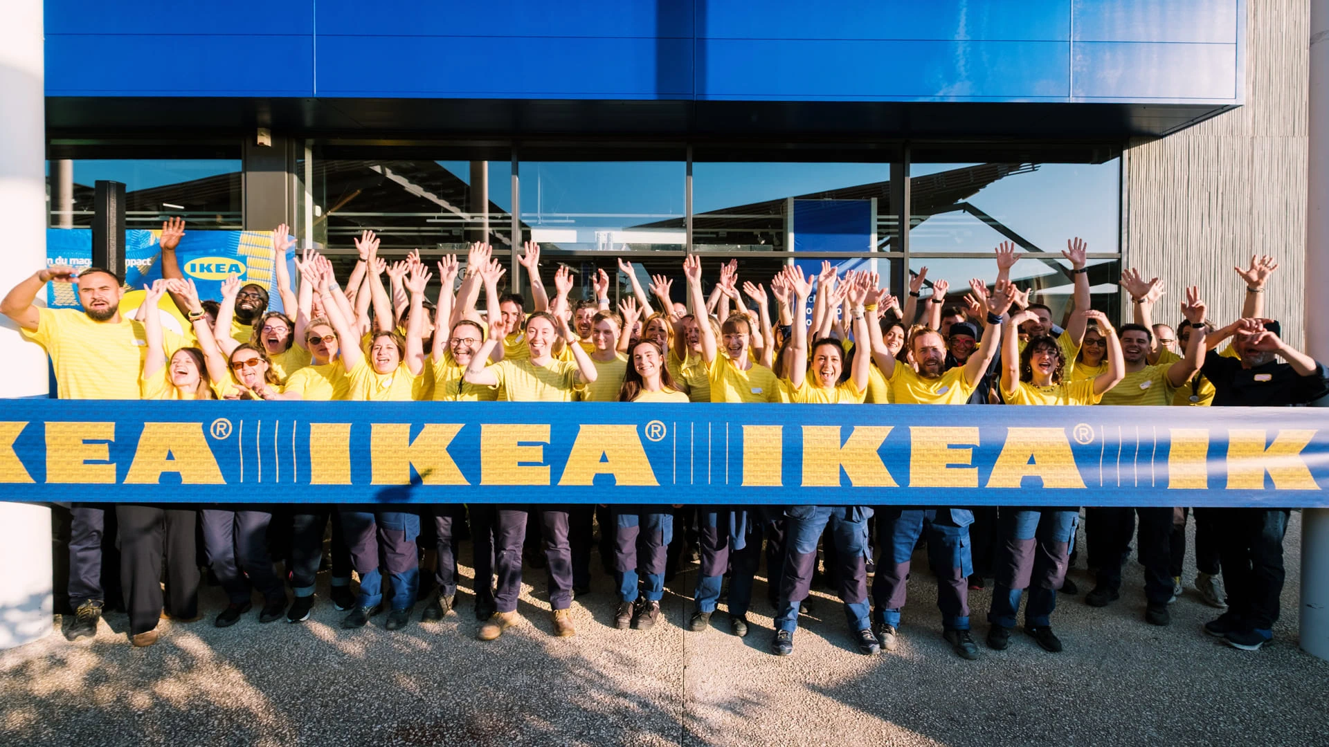 groupe ikea en fête devant un bâtiment moderne