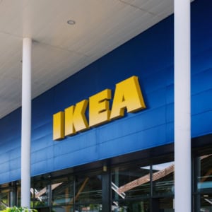 façade moderne d’ikea, enseigne jaune et bleu