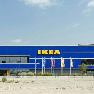 façade ikea bleue sous ciel dégagé