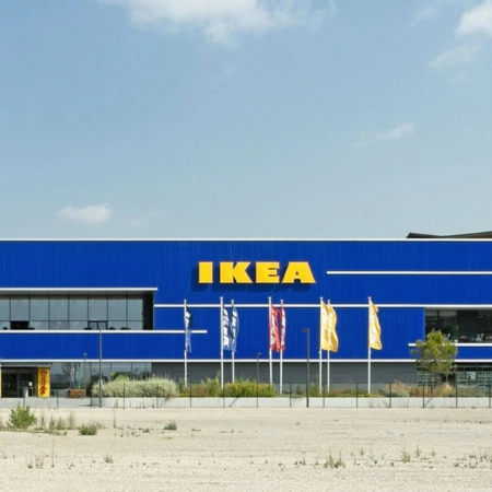 façade ikea bleue sous ciel dégagé