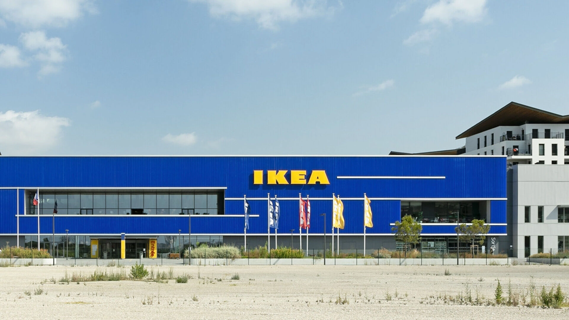 façade ikea bleue sous ciel dégagé
