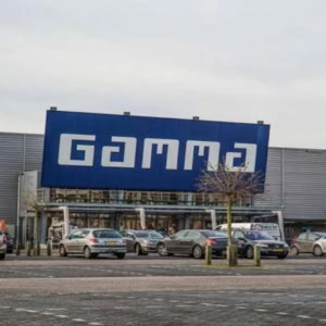 façade du magasin gamma et parking sous ciel gris