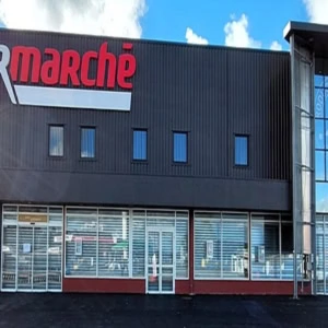 façade moderne du supermarché intermarché
