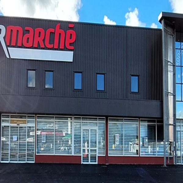 façade moderne du supermarché intermarché
