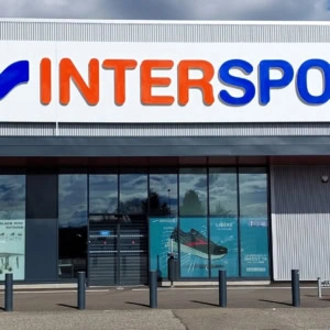 façade du magasin intersport et vitrine promotionnelle