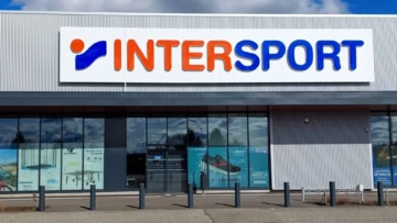 façade du magasin intersport et vitrine promotionnelle